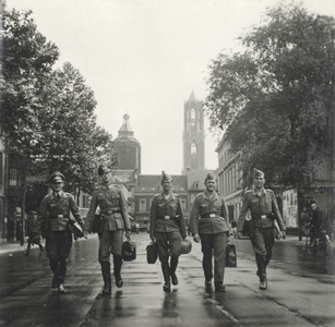 351651 Afbeelding van een groepje Duitse militairen op de Mariaplaats te Utrecht.